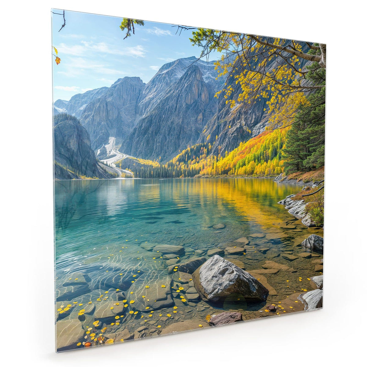 Küchenrückwand aus Glas im quadratischen Format: Klarer türkiser Bergsee mit Steinen im Flachwasser, Felswand und gelbes Herbstlaub #grösse_40 x 40 cm #grösse_50 x 50 cm #grösse_60 x 60 cm