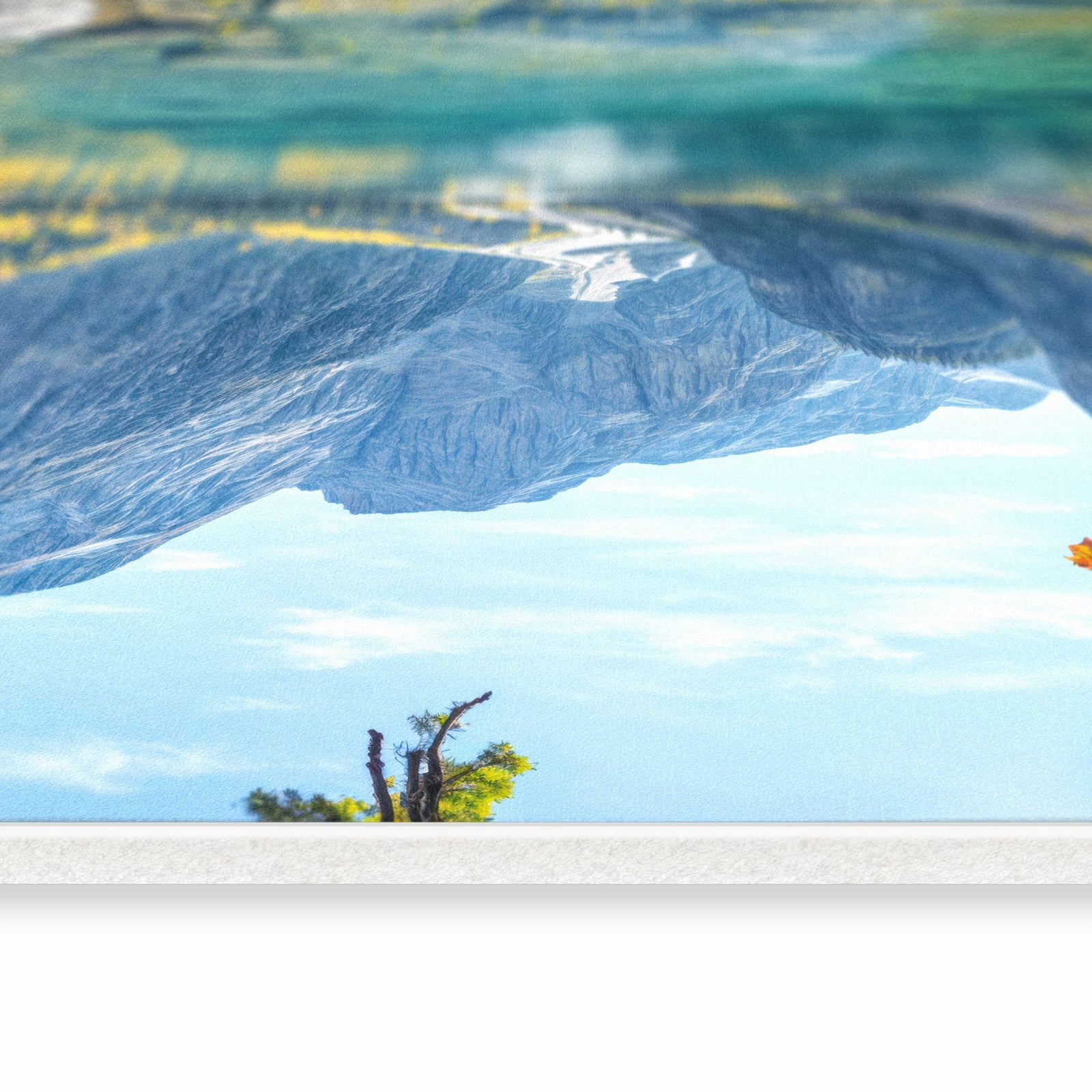 Komfortabler langer Teppich mit Motiv Bergsee im Herbst in seitlicher Ansicht