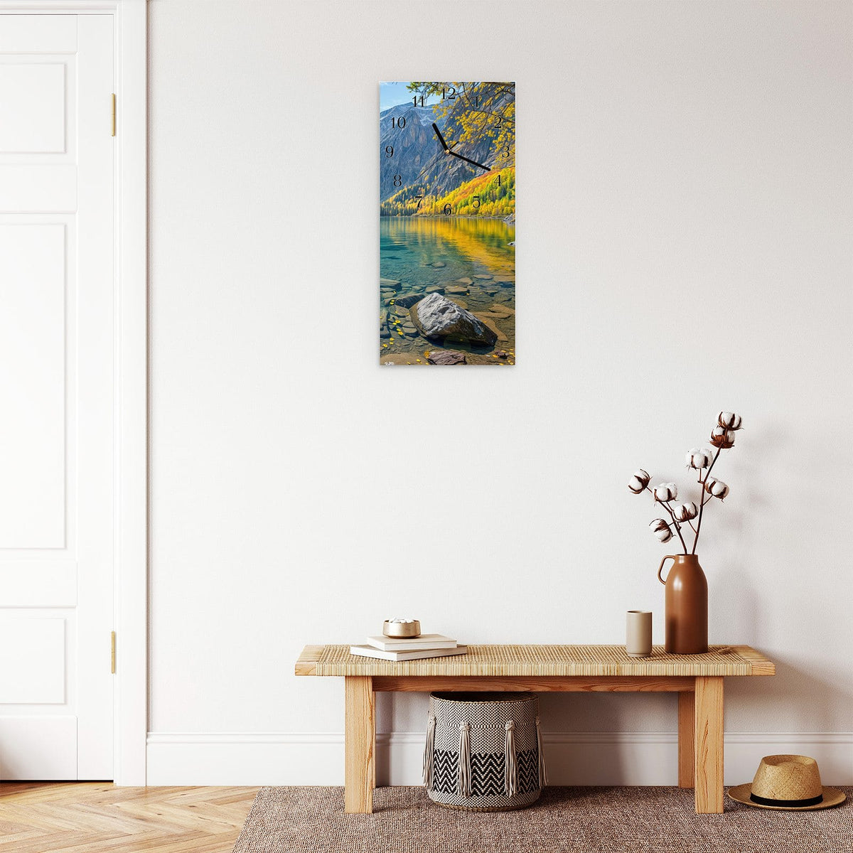 Moderne Wanduhr aus Glas mit Farbtiefe – Wanduhr Bergsee im Herbst aus Glas – Hochformat 30 × 60 cm