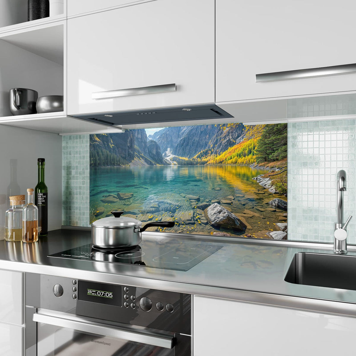 Küchenrückwand aus Glas Bergsee im Herbst im Hochformat als Spritzschutz hinter dem Kochfeld, über dem Fliesenspiegel montiert