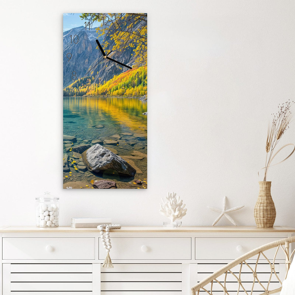Wanduhr Bergsee im Herbst aus Glas – Berggipfel spiegeln sich im Türkissee