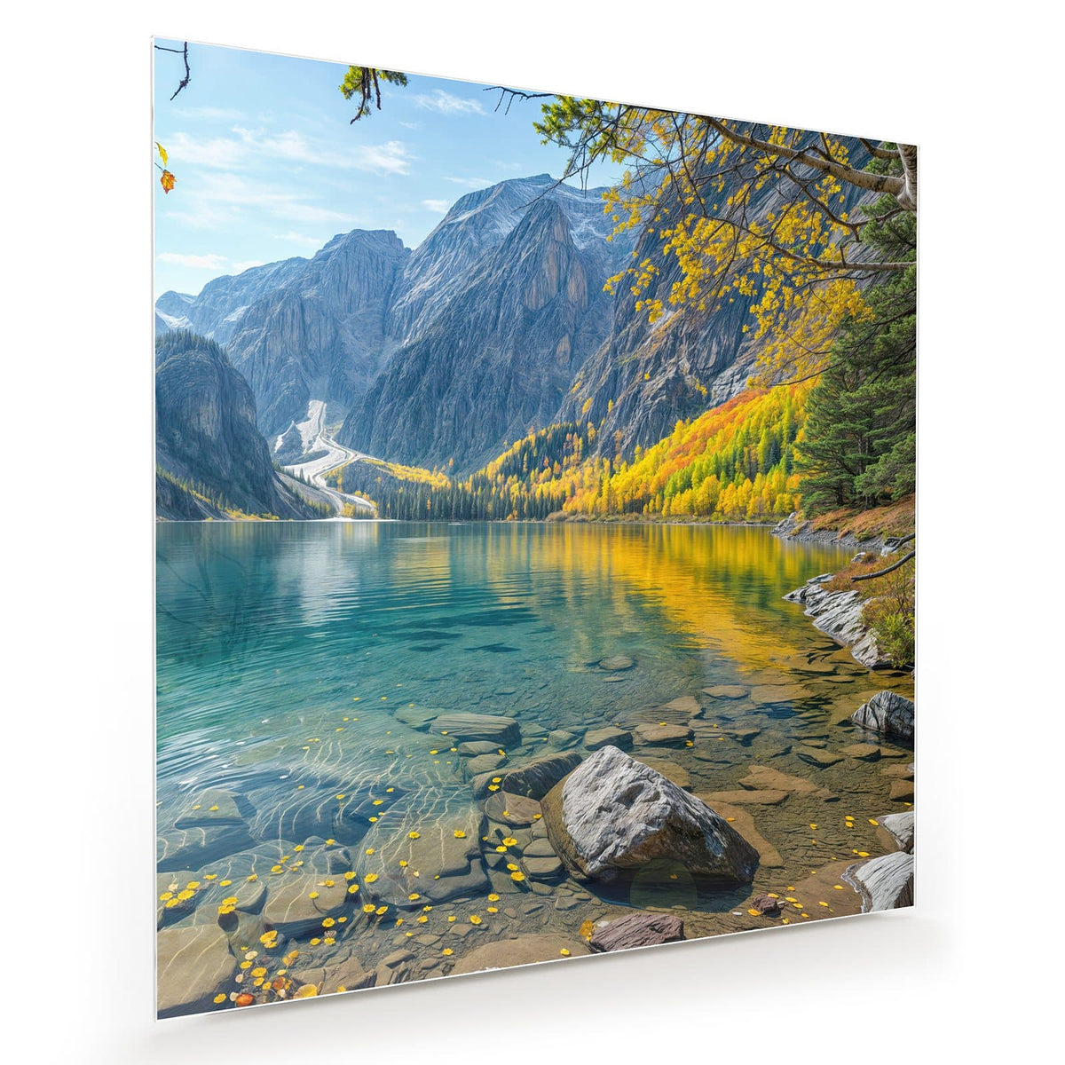 Klarer türkiser Bergsee mit Steinen im Flachwasser, Felswand und gelbes Herbstlaub