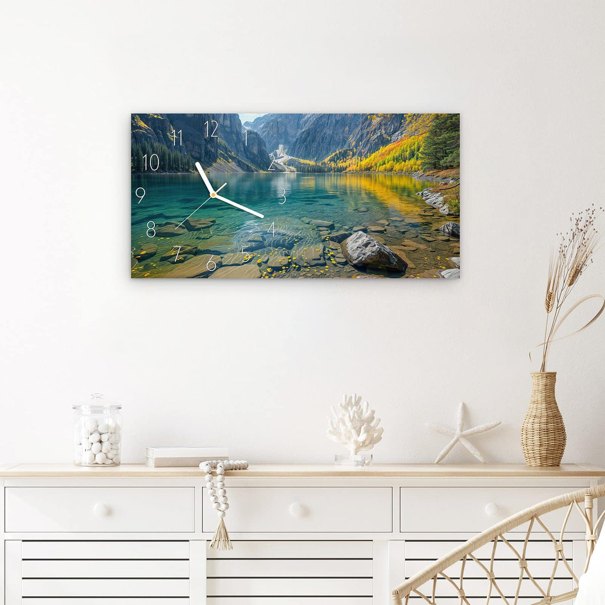 Wanduhr Bergsee im Herbst aus Glas – Querformat 60 × 30 cm – Berggipfel spiegeln sich im Türkissee