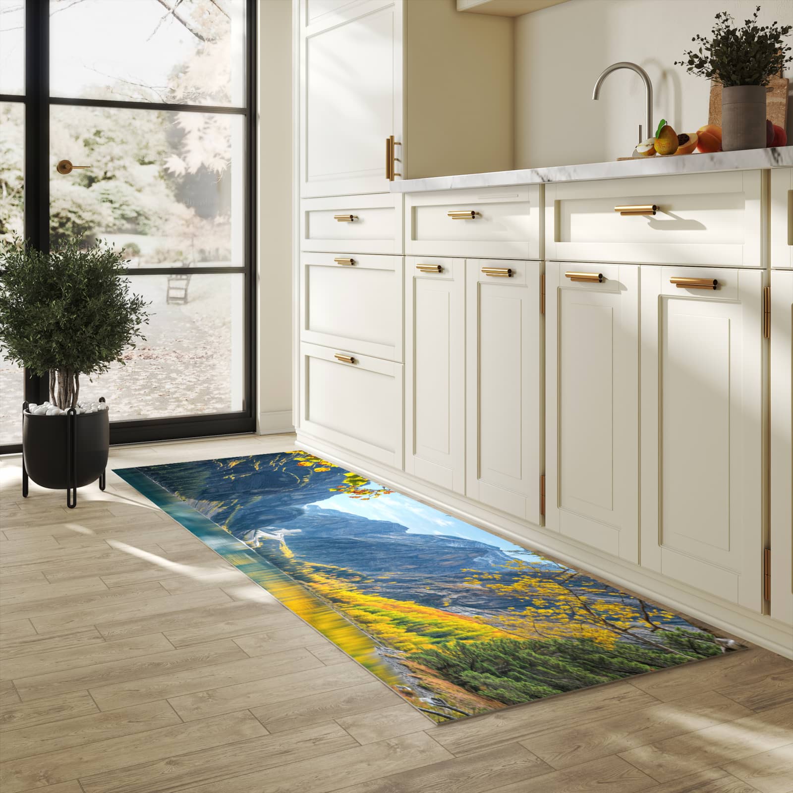 Pflegeleichter Küchenteppich mit Motiv Bergsee im Herbst in heller Küche