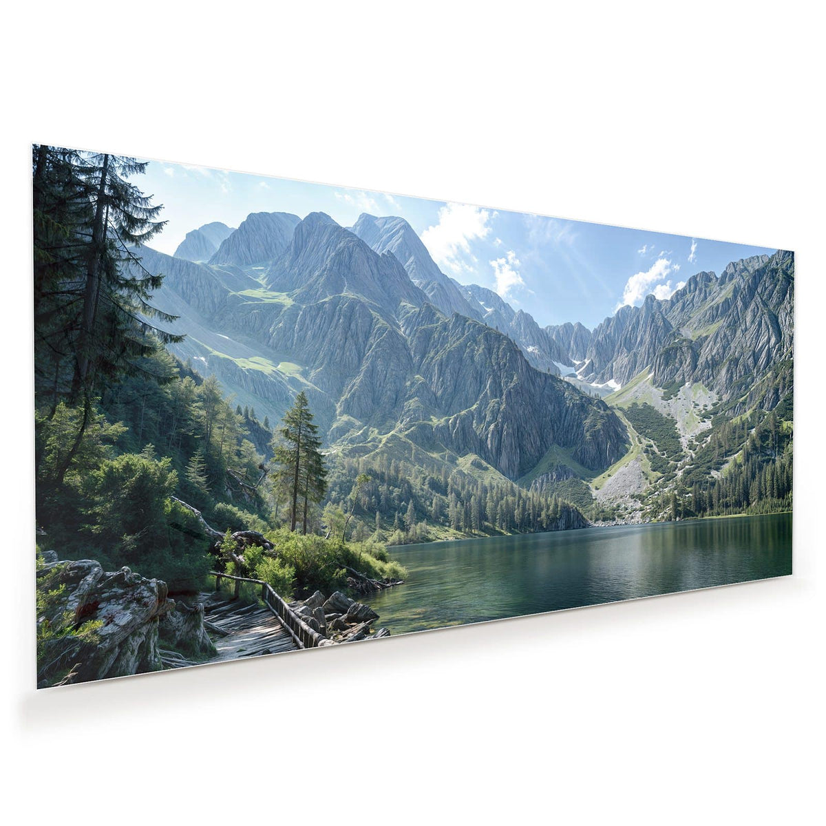 Klarer grüner Bergsee mit Holzgeländer am Ufer, Nadelbäume und schroffe Felsgipfel.