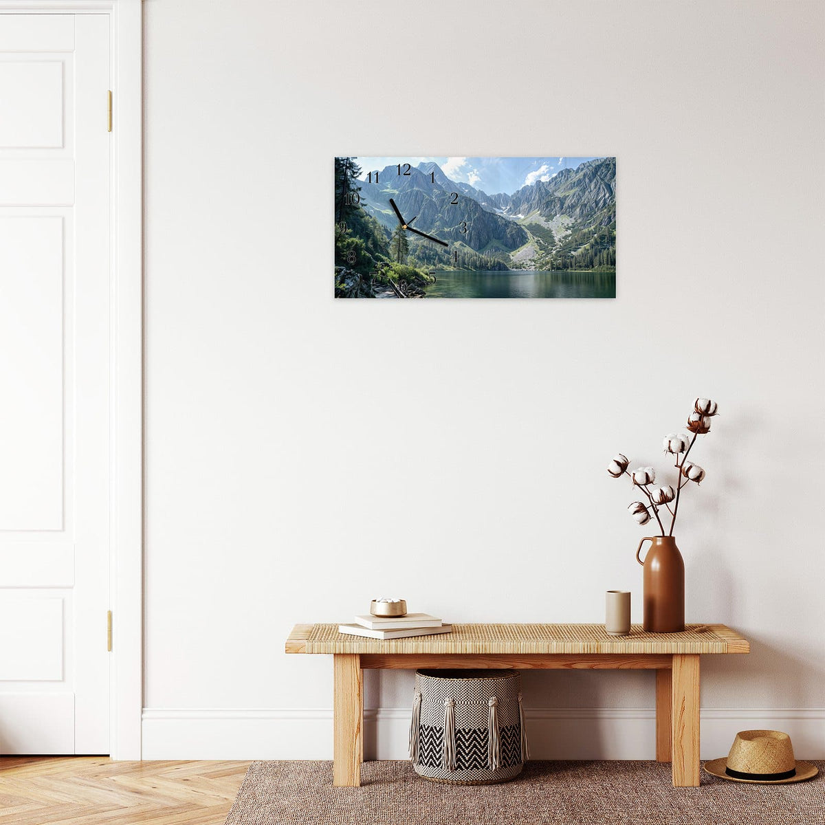 Moderne Wanduhr aus Glas mit Farbtiefe – Wanduhr Berglandschaft See aus Glas – Querformat 60 × 30 cm