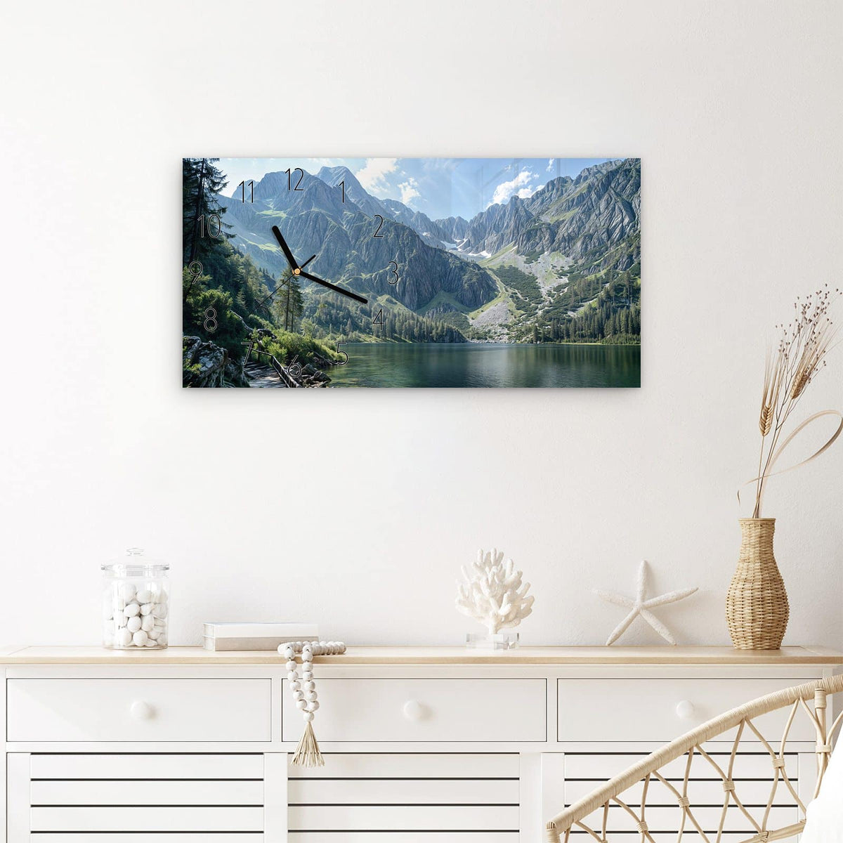 Wanduhr Berglandschaft See aus Glas – Querformat 60 × 30 cm – Türkisgrüner Bergsee vor Felsgipfeln