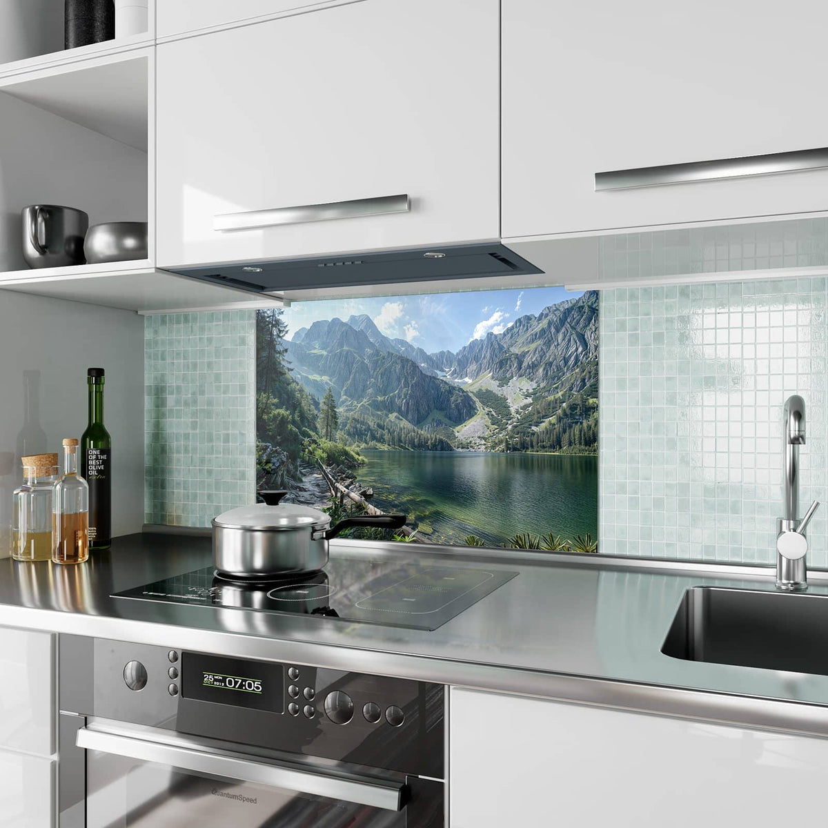 Küchenrückwand aus Glas Grüner Bergsee im Hochformat als Spritzschutz hinter dem Kochfeld, über dem Fliesenspiegel montiert