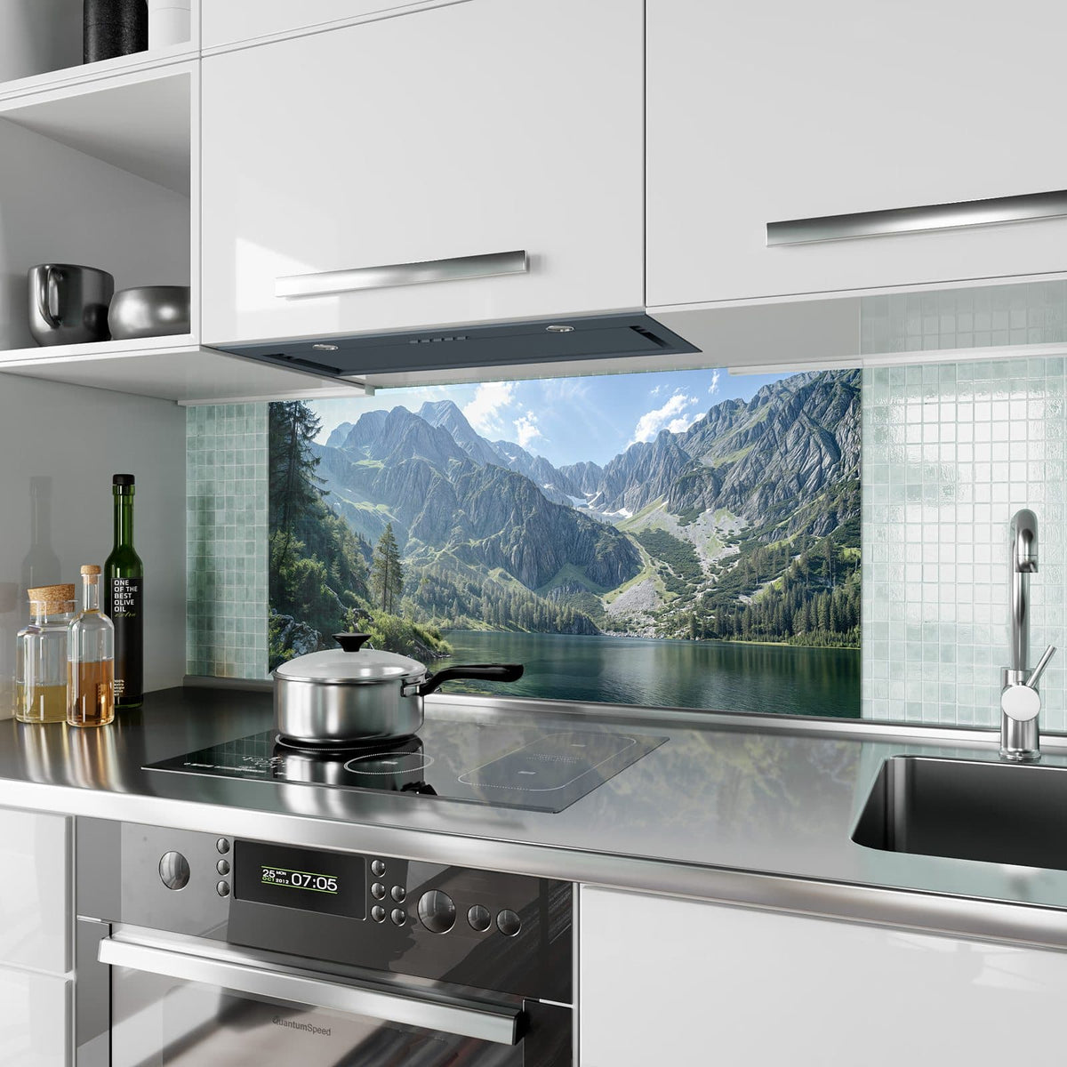 Küchenrückwand aus Glas Grüner Bergsee im Hochformat als Spritzschutz hinter dem Kochfeld, über dem Fliesenspiegel montiert