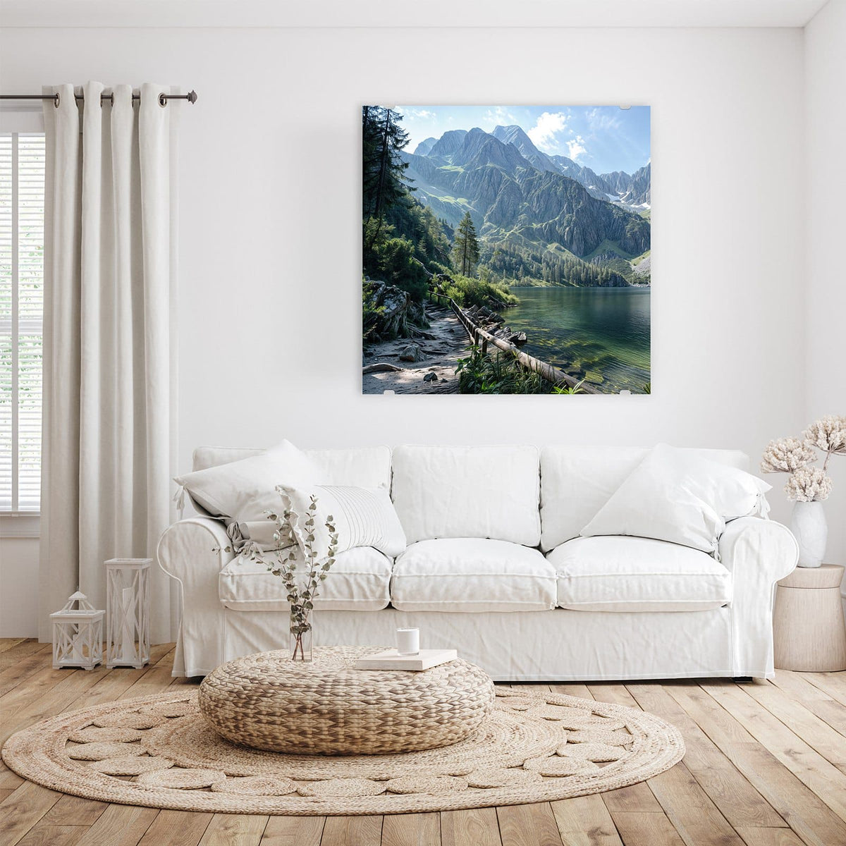 Glasbild Grüner Bergsee an der Wand – Klarer grüner Bergsee mit Holzgeländer am Ufer, Nadelbäume und schroffe Felsgipfel.