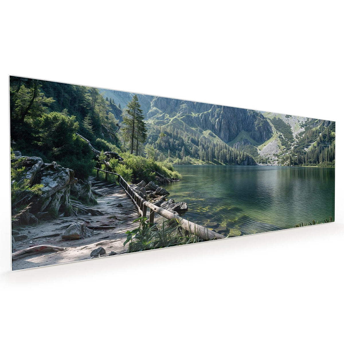 Küchenrückwand aus Glas im Hochformat: Klarer grüner Bergsee mit Holzgeländer am Ufer, Nadelbäume und schroffe Felsgipfel. #grösse_40 x 100 cm #grösse_50 x 125 cm #grösse_60 x 150 cm