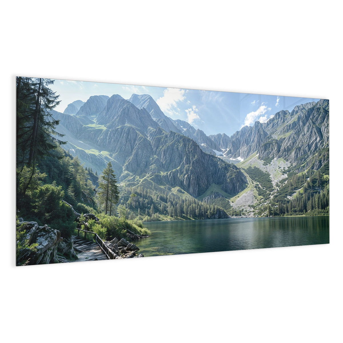 Klarer grüner Bergsee mit Holzgeländer am Ufer, Nadelbäume und schroffe Felsgipfel.