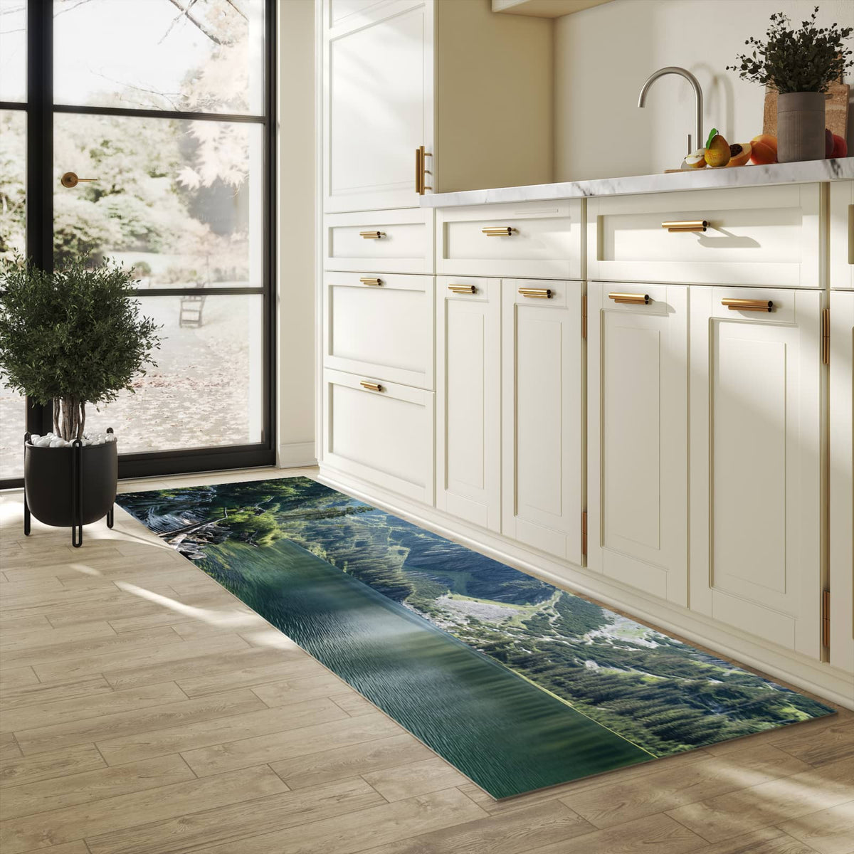 Feuchtigkeitsresistenter Küchenteppich mit Motiv Berglandschaft See in heller Küche