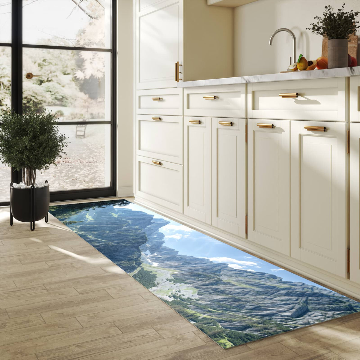 Bodenschonender Küchenteppich mit Motiv Berglandschaft See in heller Küche