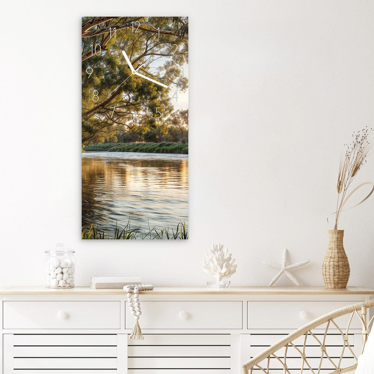 Wanduhr Baum am Flussufer aus Glas – Mächtige Bäume über dem Fluss