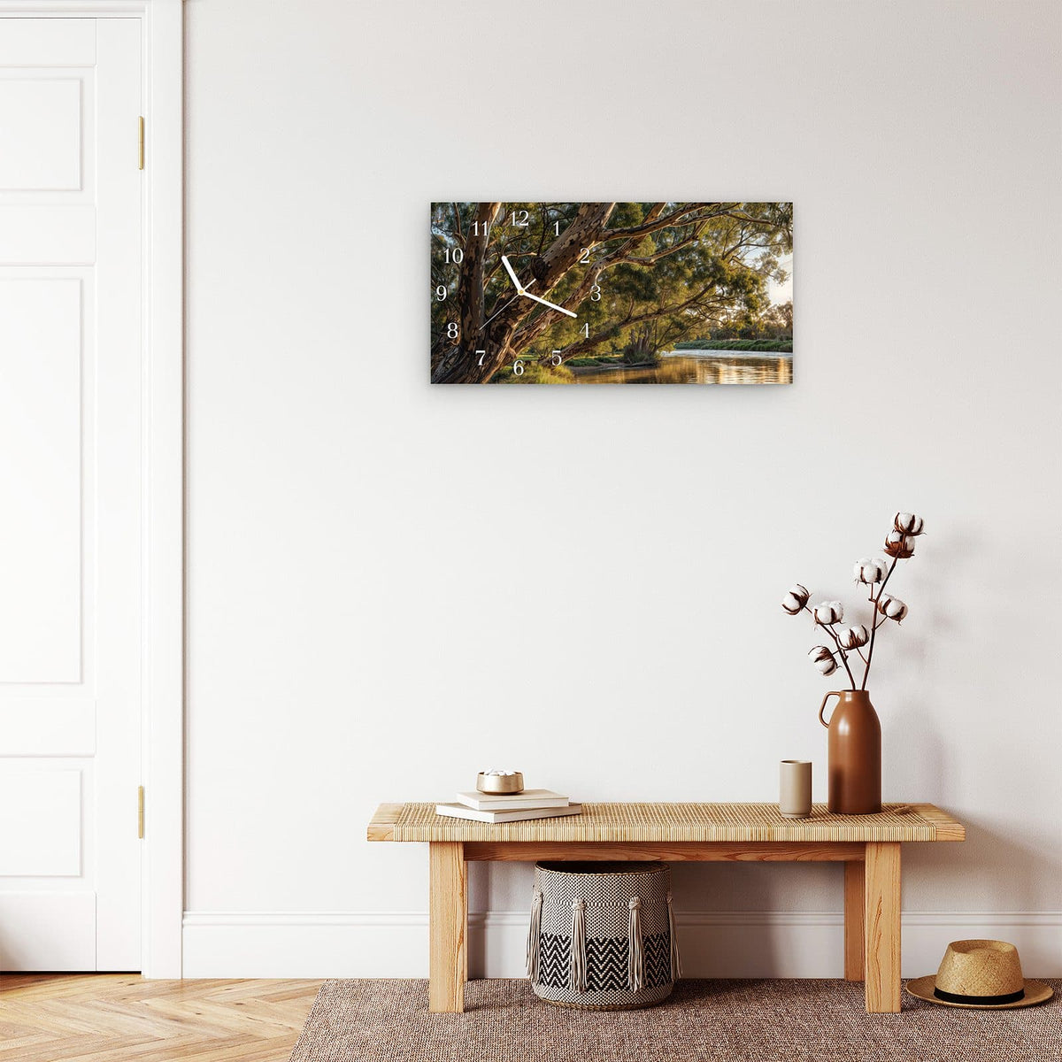 Moderne Wanduhr aus Glas mit Farbtiefe – Wanduhr Baum am Flussufer aus Glas – Querformat 60 × 30 cm