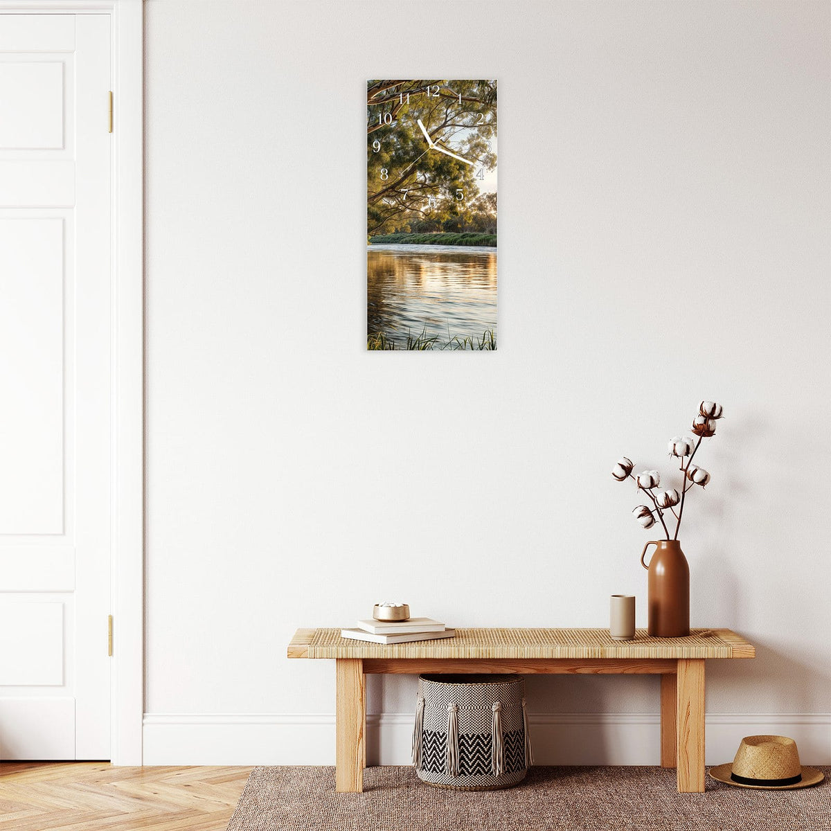 Moderne Wanduhr aus Glas mit Farbtiefe – Wanduhr Baum am Flussufer aus Glas – Hochformat 30 × 60 cm