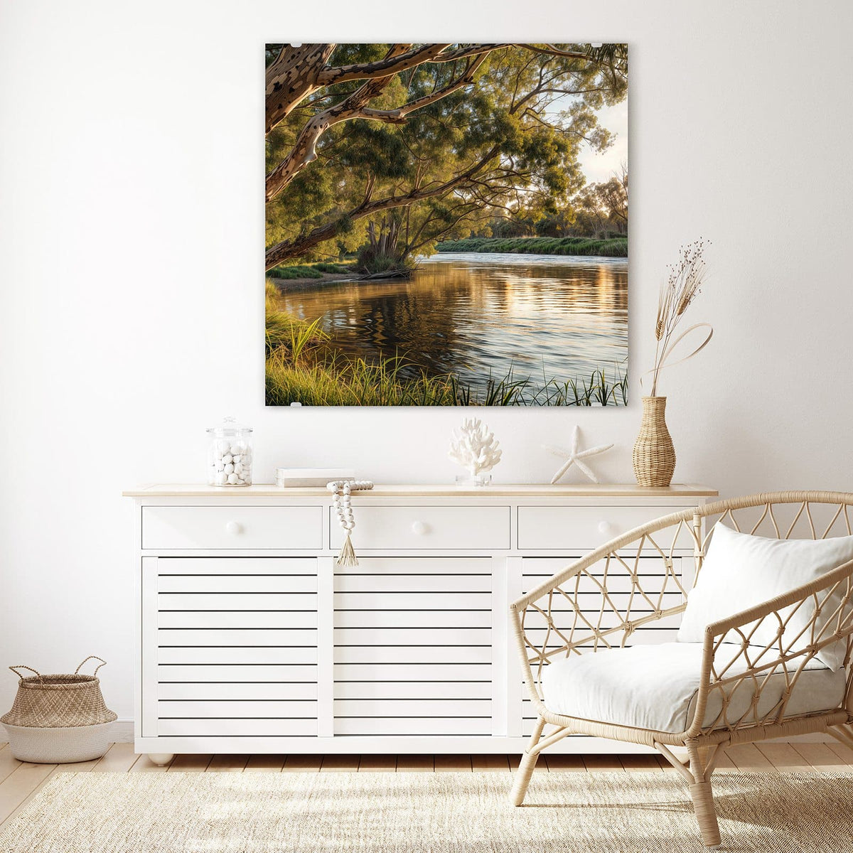 Glasbild Baum am Flussufer an der Wand – Ausladender Eukalyptus über einem ruhigen Fluss im Abendlicht, Gras im Vordergrund