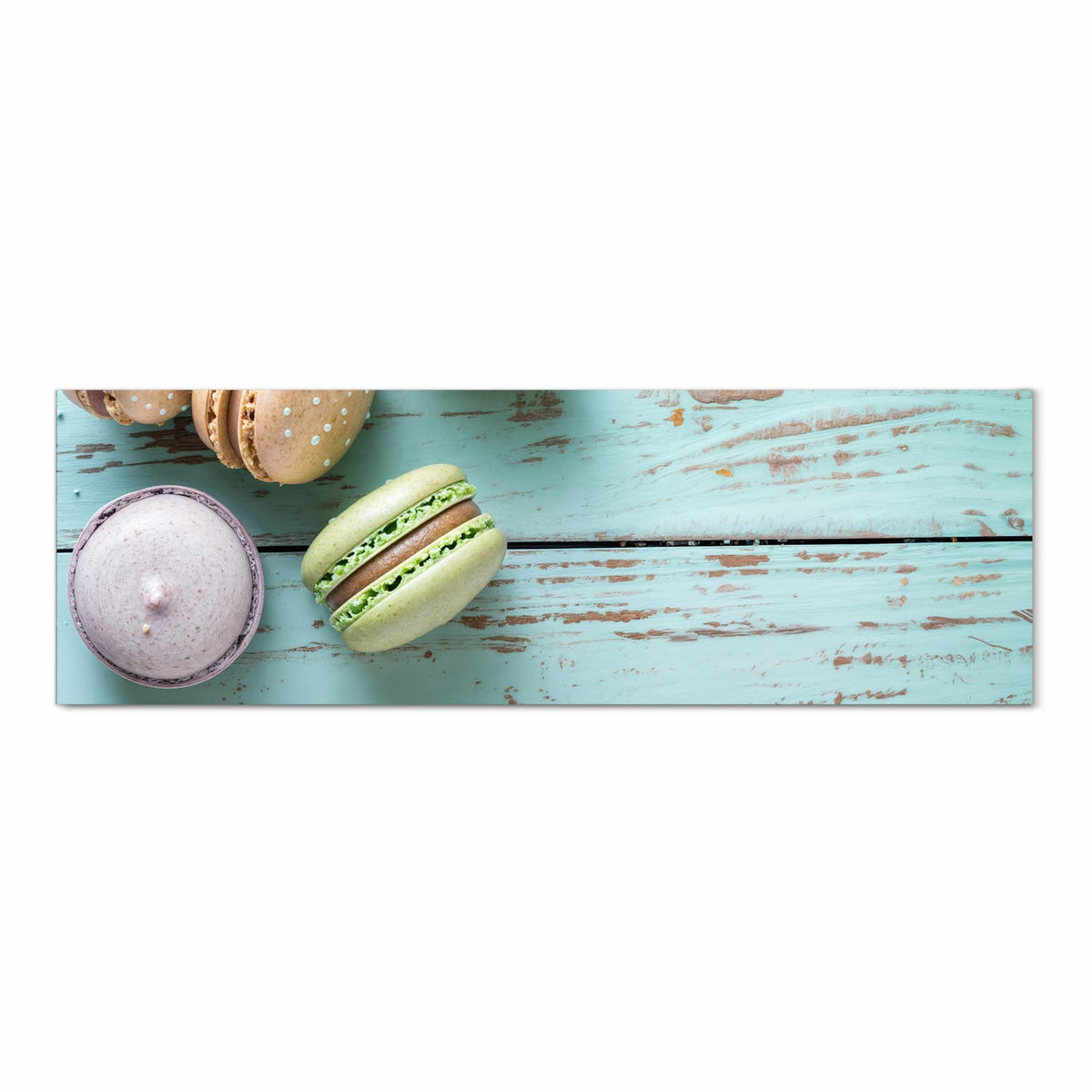 Langlebiger rutschfester Küchenteppich mit Motiv Macarons auf Holz in Frontansicht