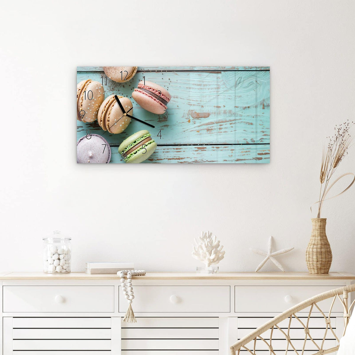 Wanduhr Macarons auf Holz aus Glas – Querformat 60 × 30 cm – Pastellmacarons auf hellblauem Holz