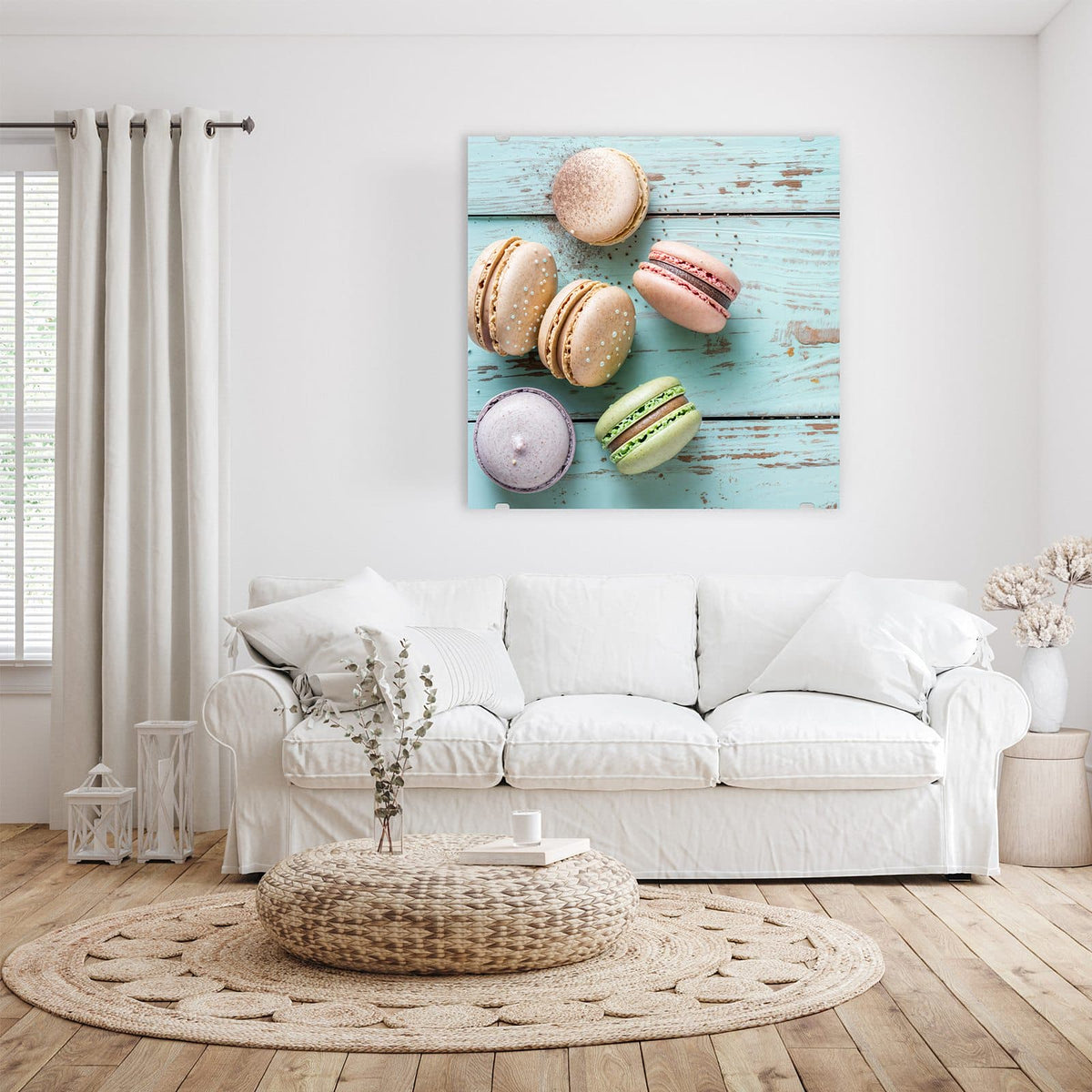 Glasbild Macarons auf Holz an der Wand – Sechs Macarons in Pastelltönen auf hellblau abgeblättertem Holz