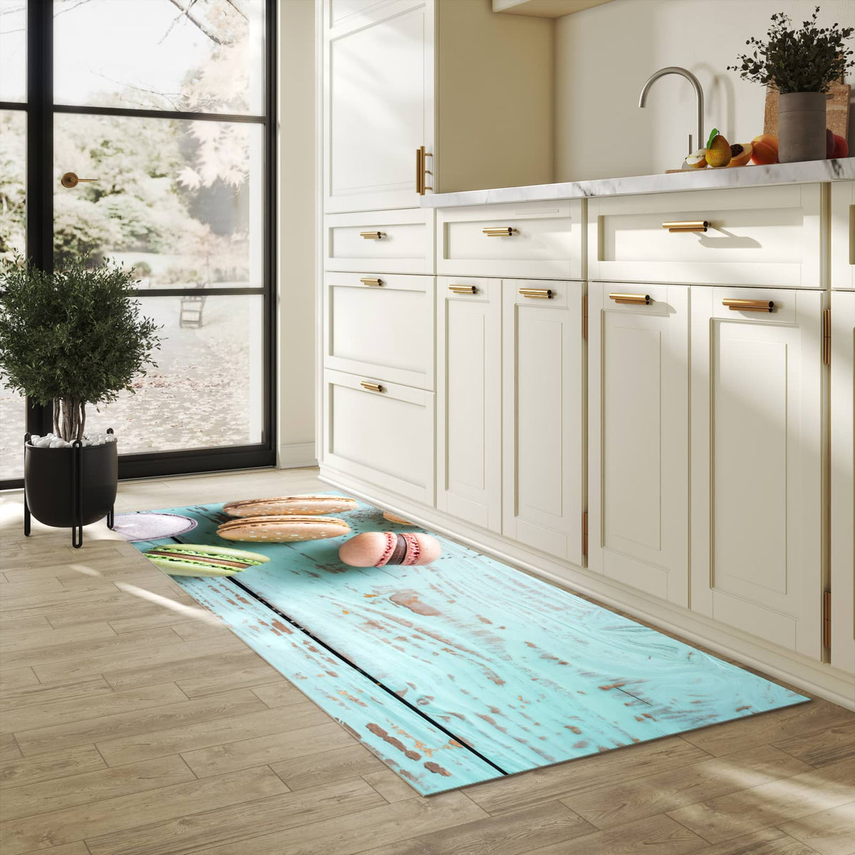 Formstabiler Küchenteppich mit Motiv Macarons auf Holz in heller Küche