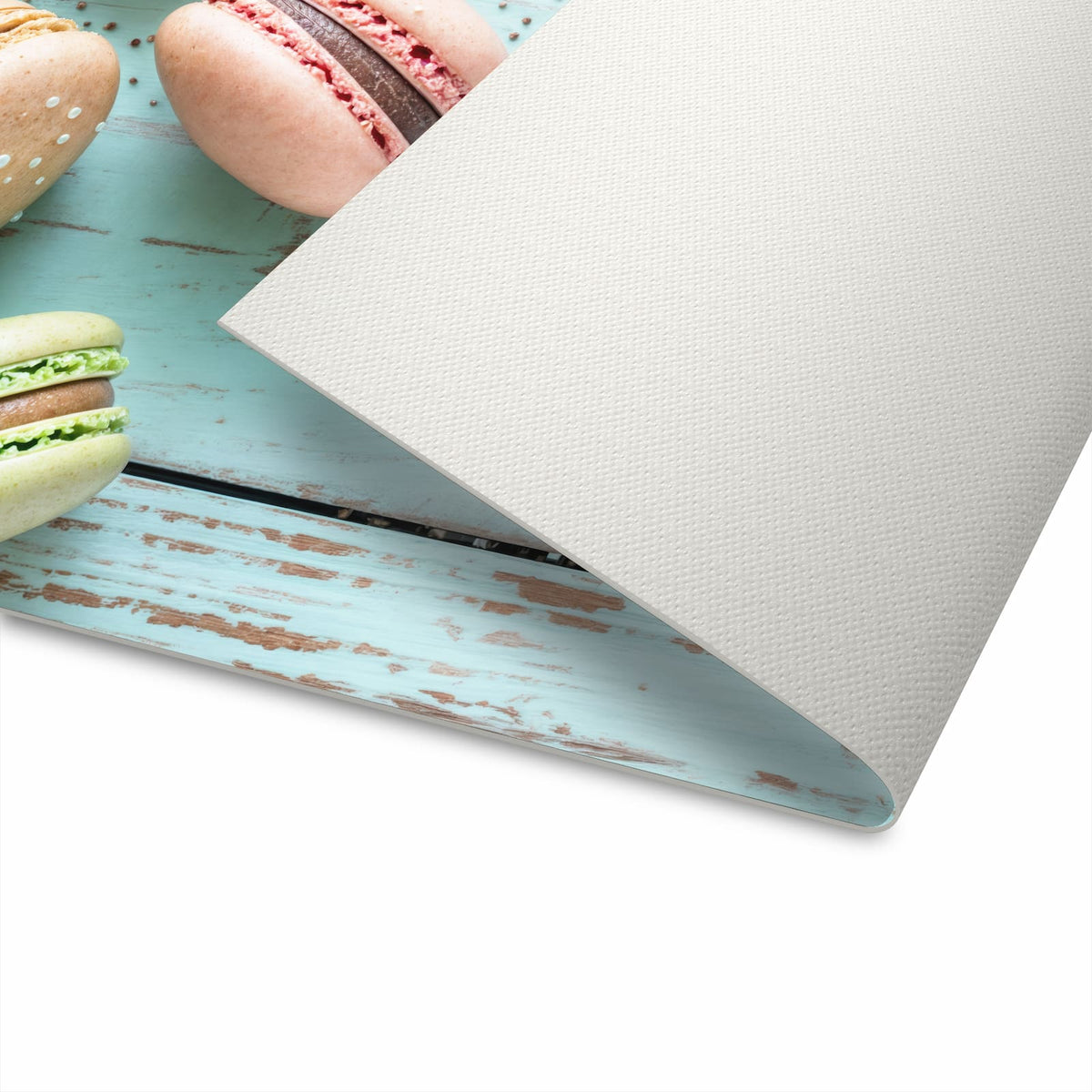 Komfortabler moderner Küchenläufer mit Motiv Macarons auf Holz für angenehmes Stehen