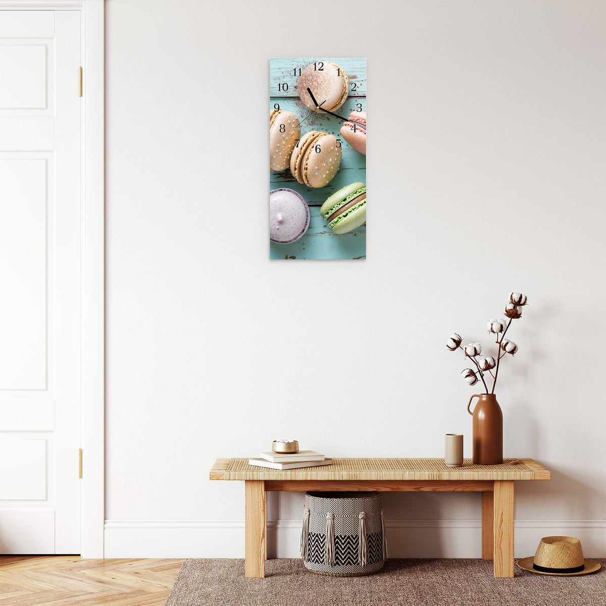 Moderne Wanduhr aus Glas mit Farbtiefe – Wanduhr Macarons auf Holz aus Glas – Hochformat 30 × 60 cm