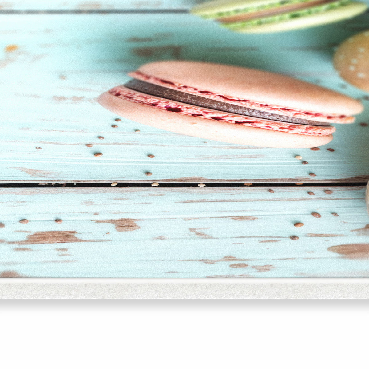 Bodenschonender Küchenläufer mit Motiv Macarons auf Holz in seitlicher Ansicht