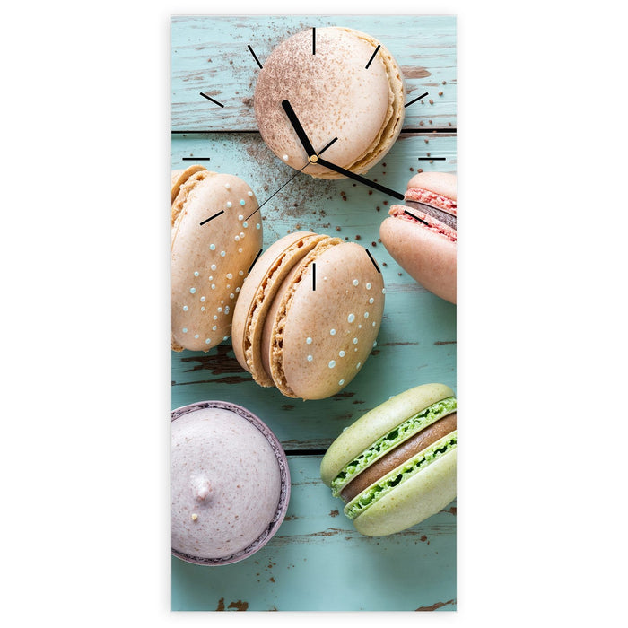 Wanduhr Macarons auf Holz aus Glas – Hochformat 30 × 60 cm mit Ziffernblatt Linie