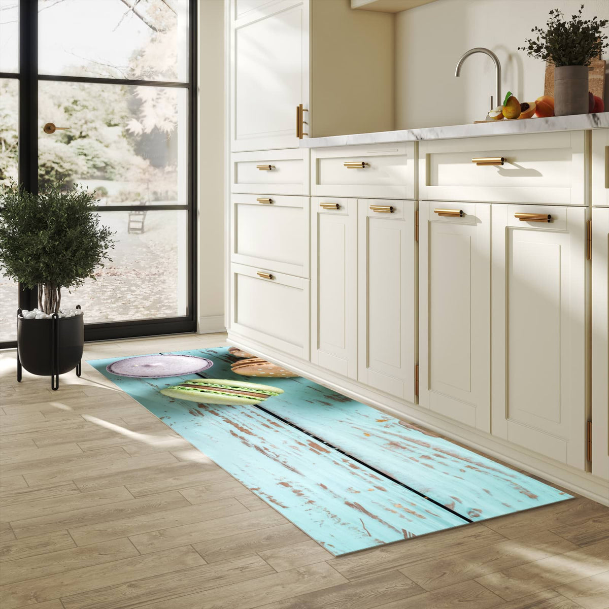 Bodenschonender Küchenteppich mit Motiv Macarons auf Holz in heller Küche