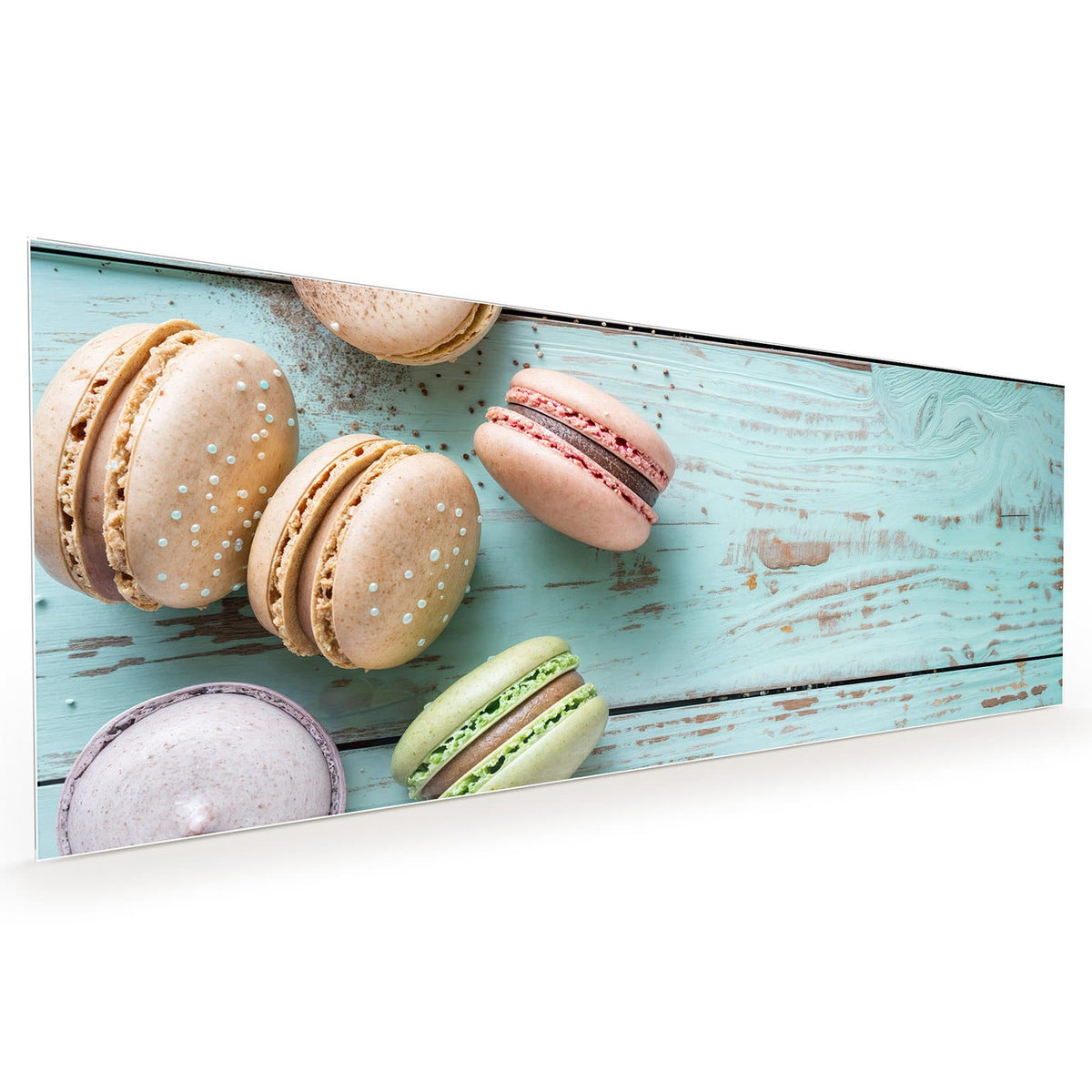 Küchenrückwand aus Glas im Hochformat: Sechs Macarons in Pastelltönen auf hellblau abgeblättertem Holz #grösse_40 x 100 cm #grösse_50 x 125 cm #grösse_60 x 150 cm