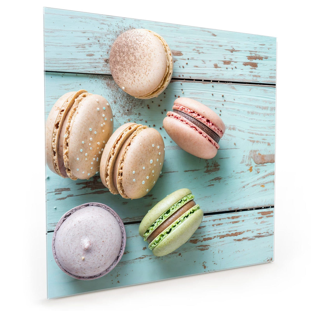 Küchenrückwand aus Glas im quadratischen Format: Sechs Macarons in Pastelltönen auf hellblau abgeblättertem Holz #grösse_40 x 40 cm #grösse_50 x 50 cm #grösse_60 x 60 cm