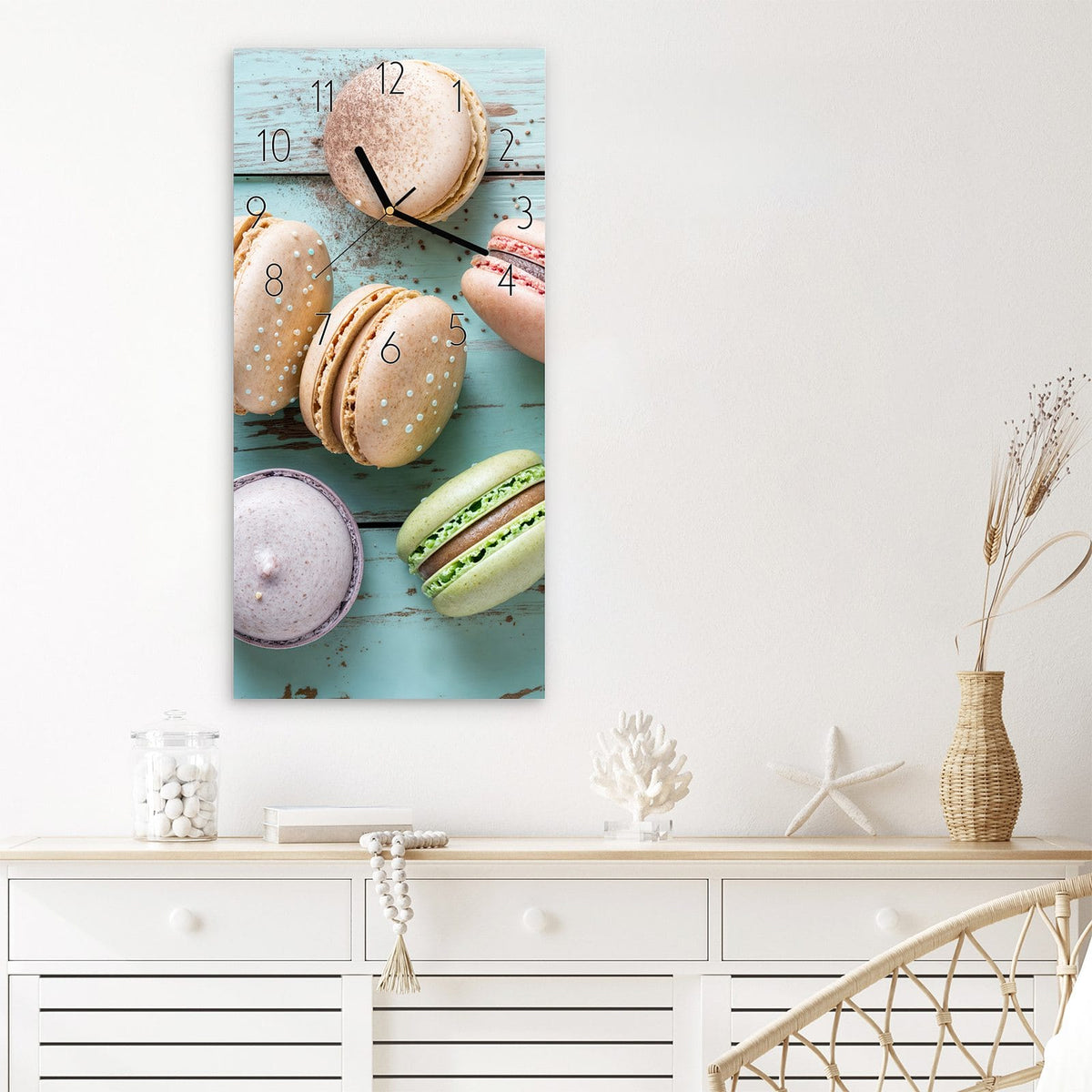 Wanduhr Macarons auf Holz aus Glas – Pastellmacarons auf hellblauem Holz