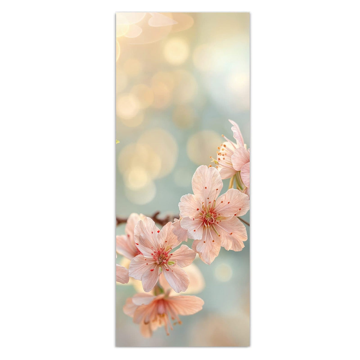 Pfirsichfarbene Kirschblüten an einem Zweig vor goldgrünem Bokeh