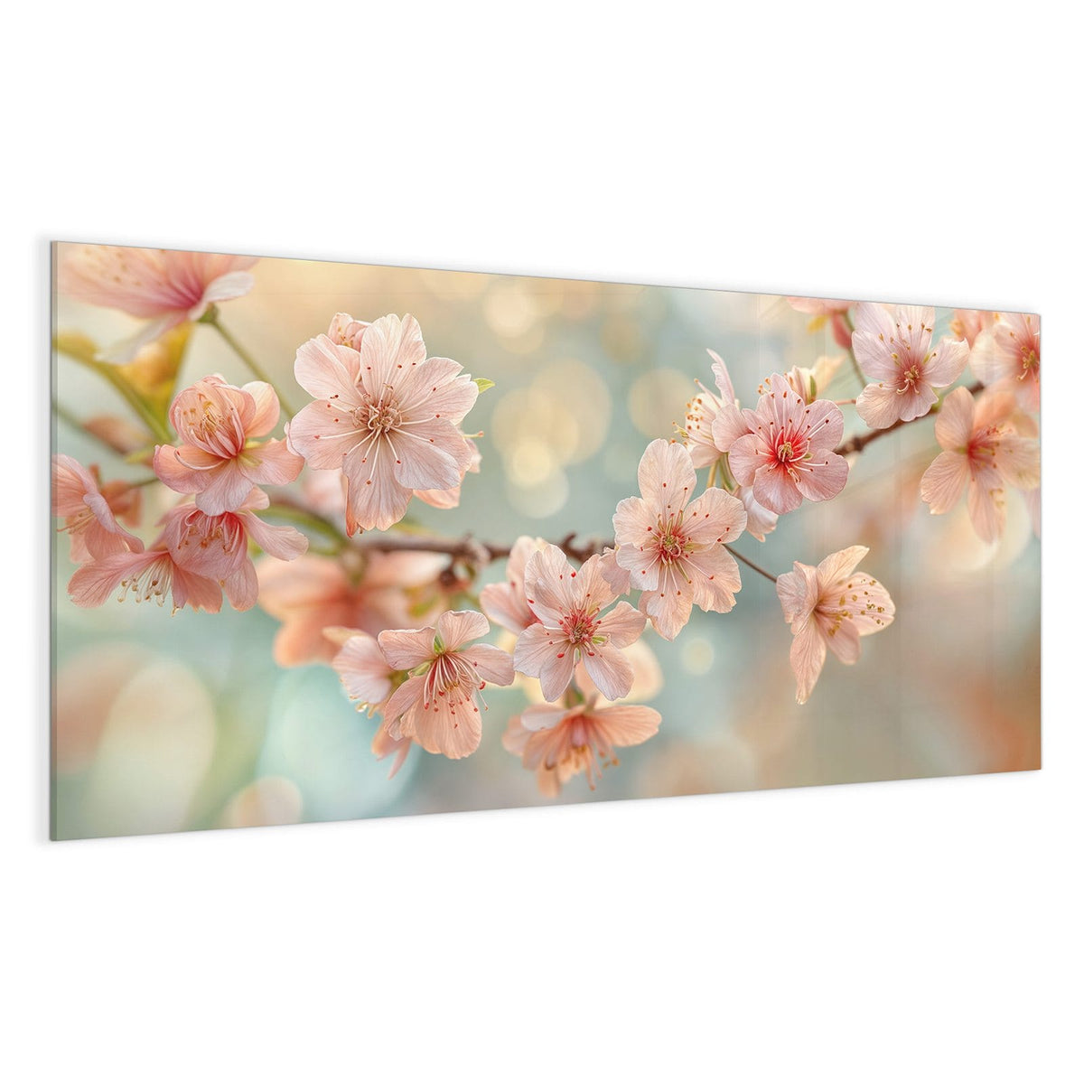 Pfirsichfarbene Kirschblüten an einem Zweig vor goldgrünem Bokeh