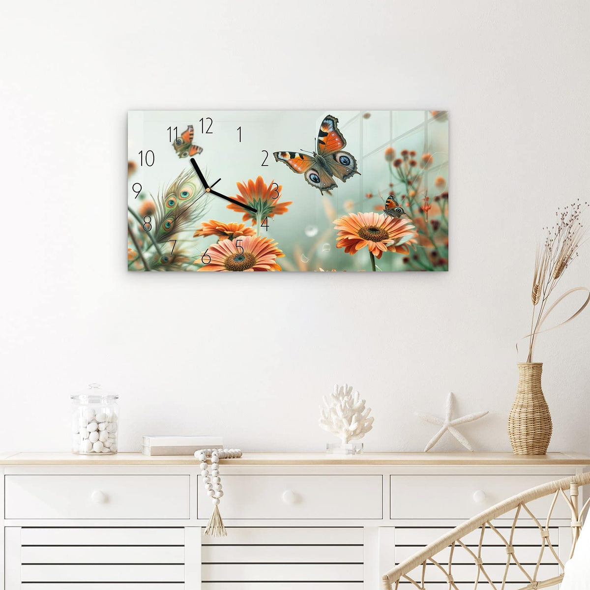 Wanduhr Schmetterling Wiese aus Glas – Querformat 60 × 30 cm – Schmetterlinge zwischen Blüten und Pfauenfedern