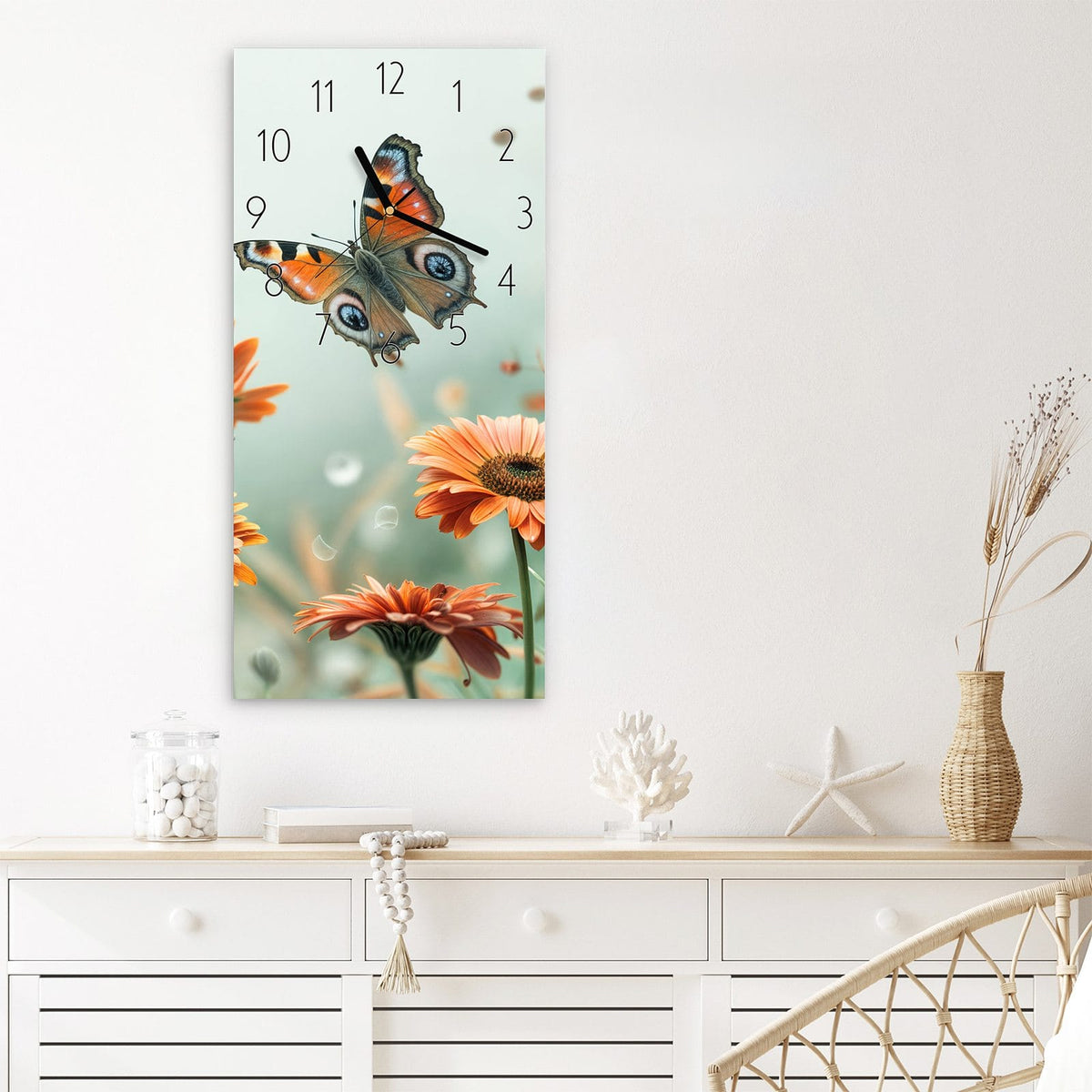 Wanduhr Schmetterling Wiese aus Glas – Schmetterlinge zwischen Blüten und Pfauenfedern
