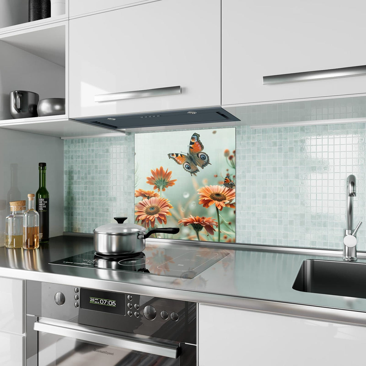 Küchenrückwand Falter und Gerbera aus Glas – Tagpfauenauge über orangen Gerbera