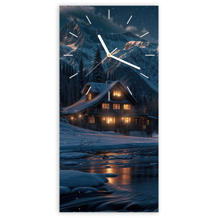 Wanduhr Berghütte im Winter aus Glas – Hochformat 30 × 60 cm mit Ziffernblatt Linie