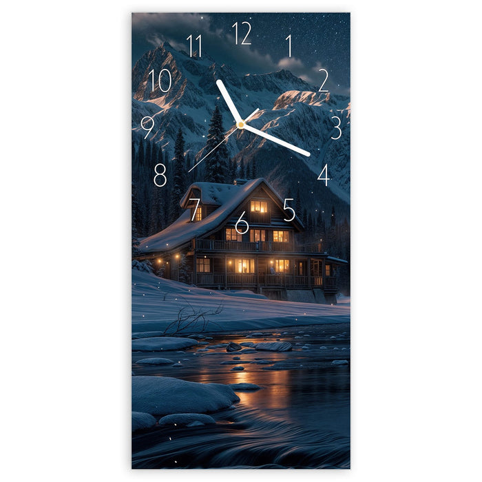 Wanduhr Berghütte im Winter aus Glas – Hochformat 30 × 60 cm mit Ziffernblatt Elegant