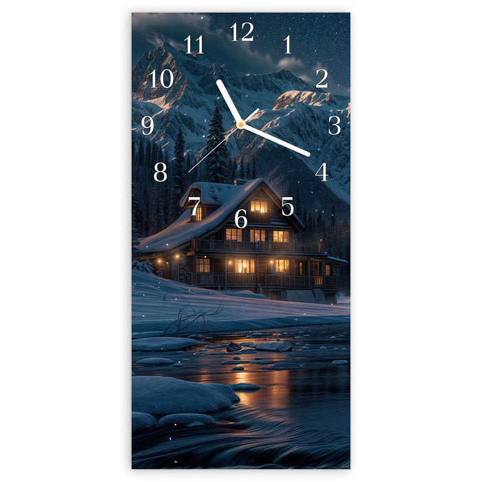 Wanduhr Berghütte im Winter aus Glas – Hochformat 30 × 60 cm mit Ziffernblatt Klassisch
