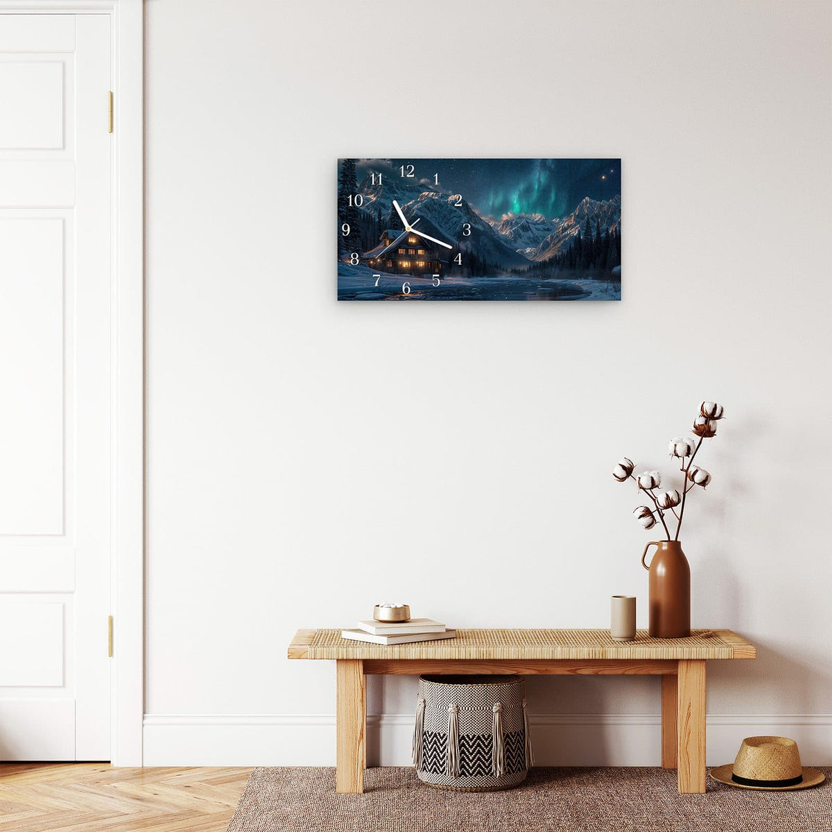 Moderne Wanduhr aus Glas mit Farbtiefe – Wanduhr Berghütte im Winter aus Glas – Querformat 60 × 30 cm
