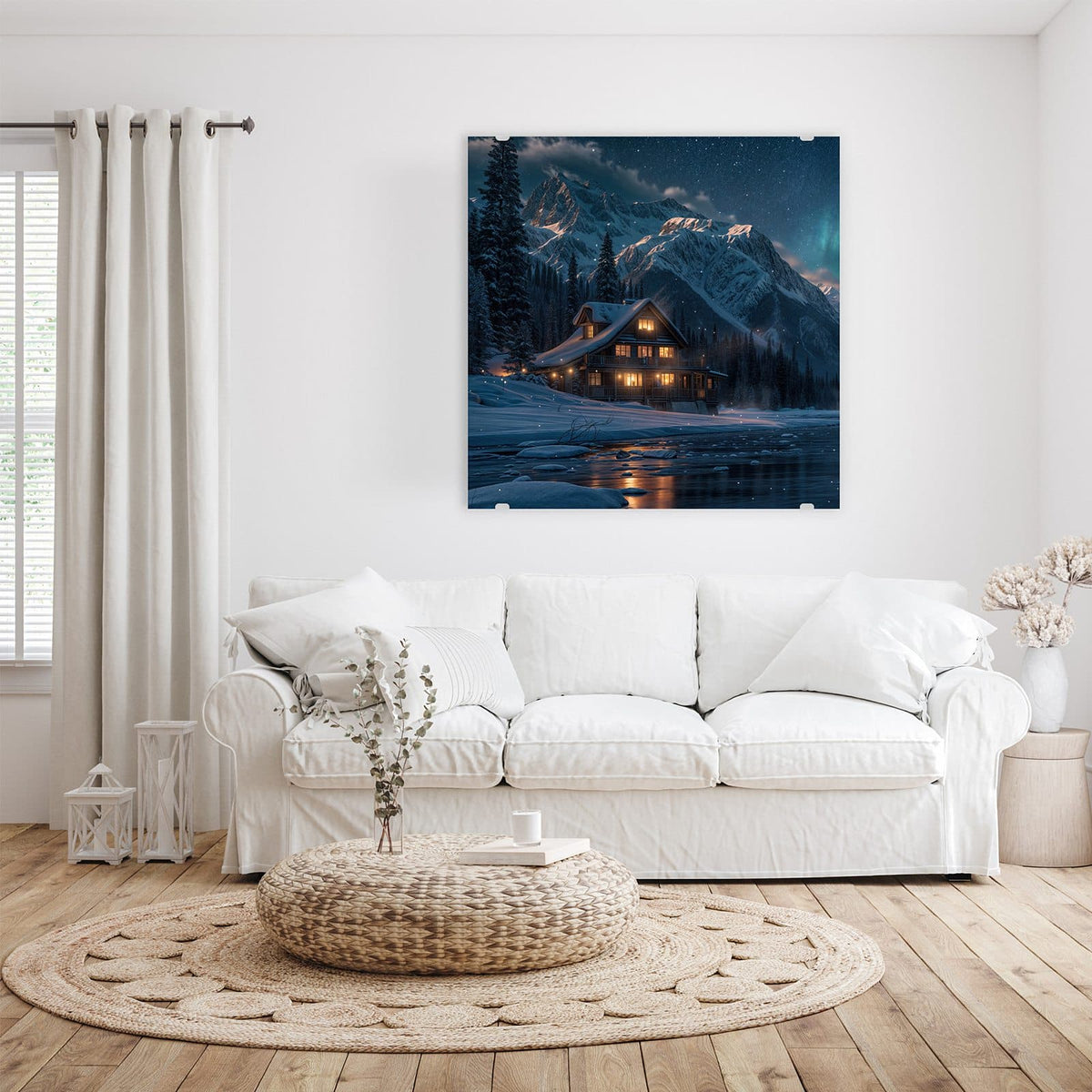 Glasbild Berghütte im Winter an der Wand – Erleuchtetes Holzhaus im Schnee vor Bergkette und Sternenhimmel