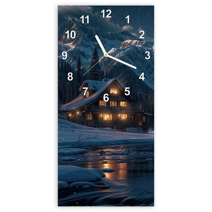Wanduhr Berghütte im Winter aus Glas – Hochformat 30 × 60 cm mit Ziffernblatt Modern