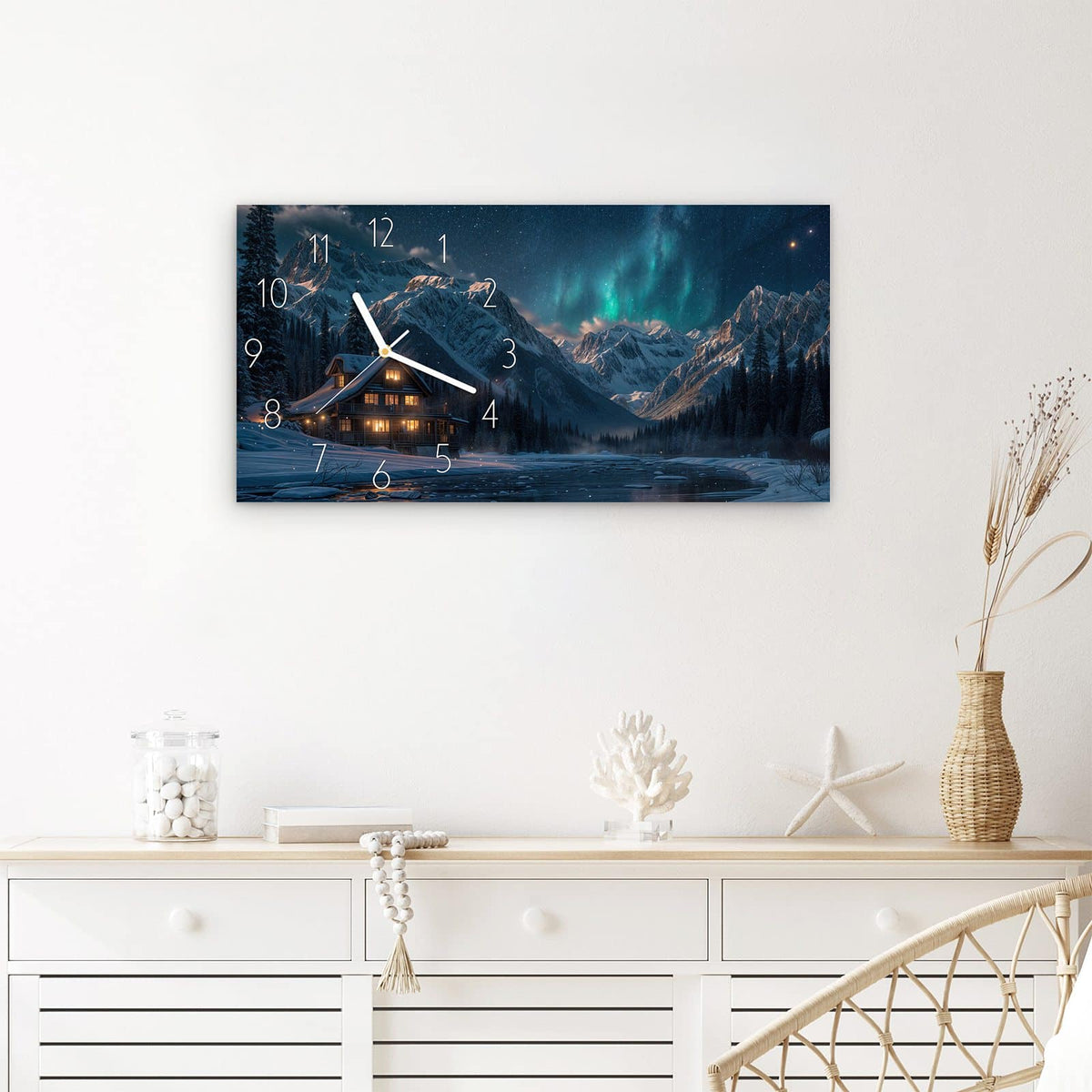 Wanduhr Berghütte im Winter aus Glas – Querformat 60 × 30 cm – Beleuchtete Hütte unter Nordlichtern