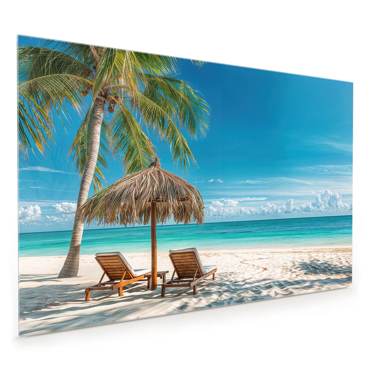 Küchenrückwand aus Glas im Hochformat mit Motiv Liegestühle am Strand: Zwei Holzliegen unter einem Palmwedelschirm am weißen Strand, Palme und türkises Meer