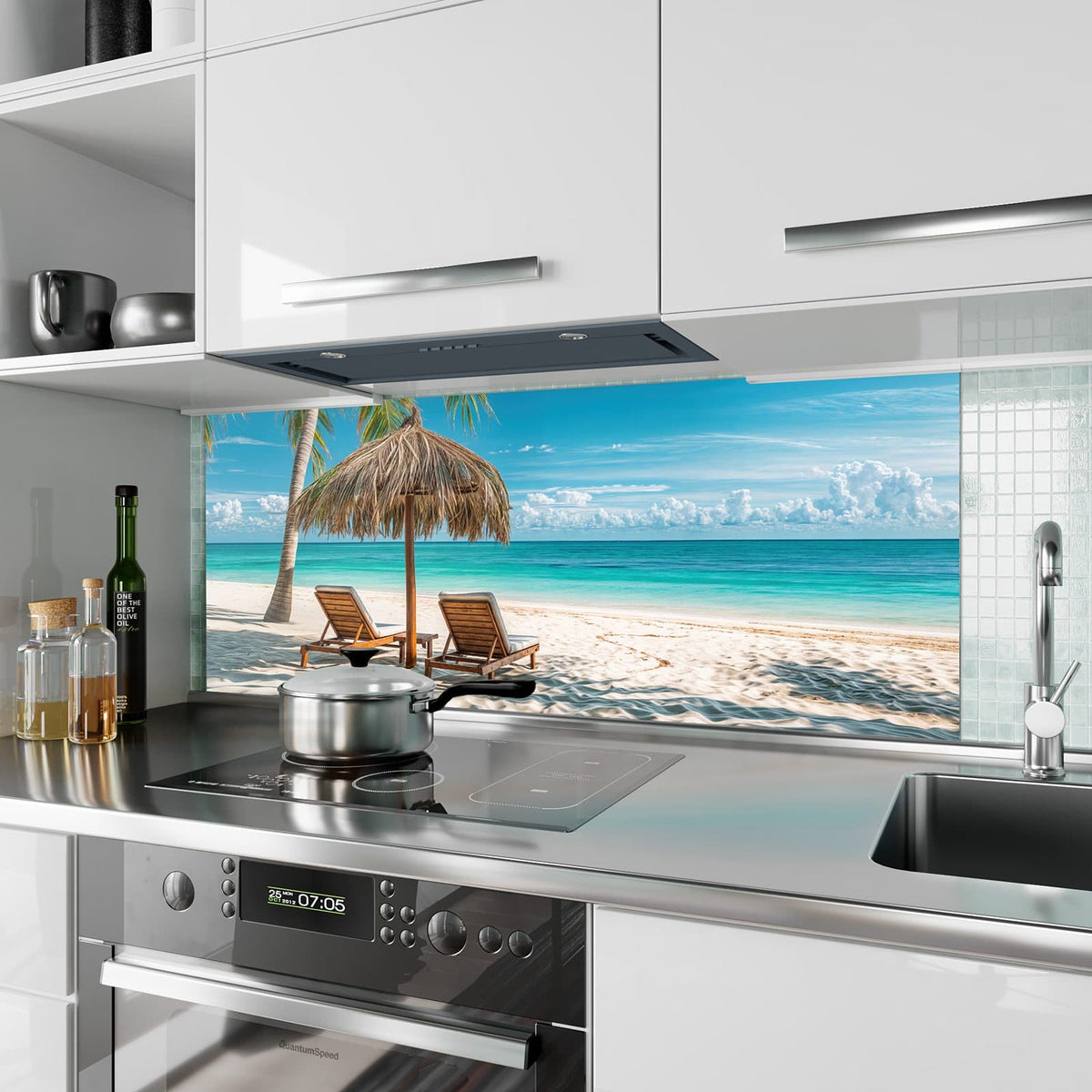 Küchenrückwand aus Glas Liegestühle am Strand im Hochformat als Spritzschutz hinter dem Kochfeld, über dem Fliesenspiegel montiert