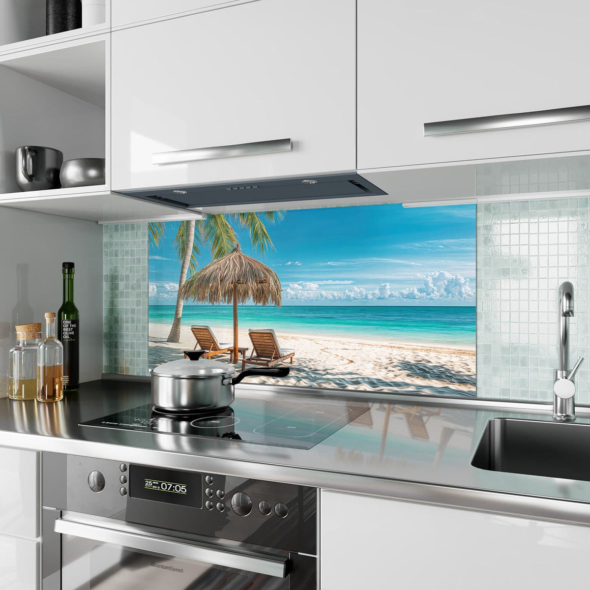 Küchenrückwand aus Glas Liegestühle am Strand im Hochformat als Spritzschutz hinter dem Kochfeld, über dem Fliesenspiegel montiert