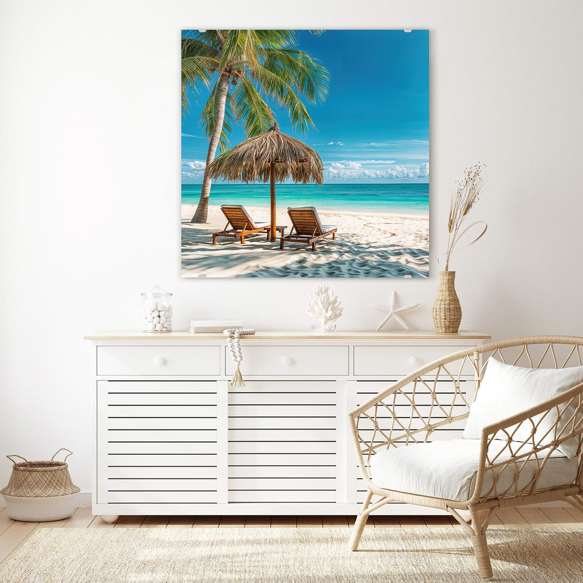 Glasbild Liegestühle am Strand an der Wand – Zwei Holzliegen unter einem Palmwedelschirm am weißen Strand, Palme und türkises Meer